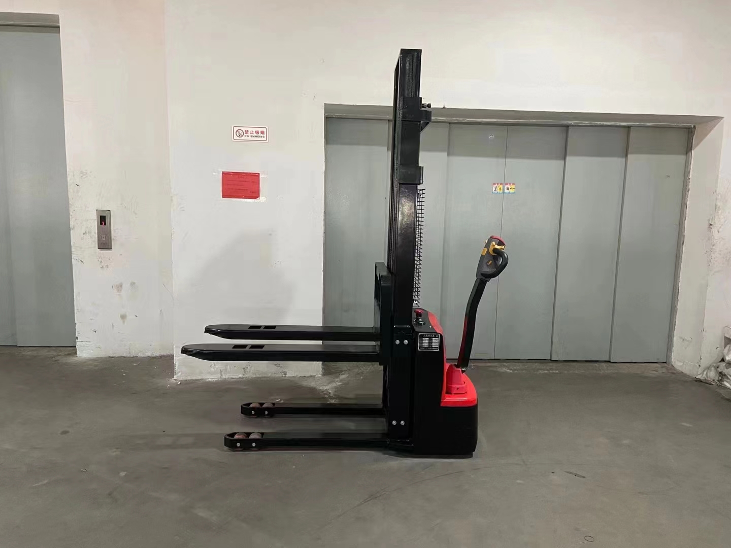 站駕式電動叉車