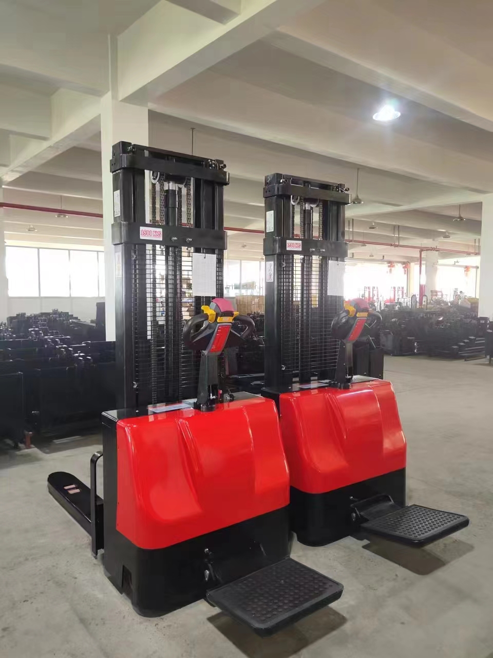 站駕式電動叉車